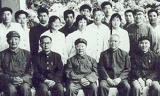 李先念（前排右二）與北郊木材廠工人合影